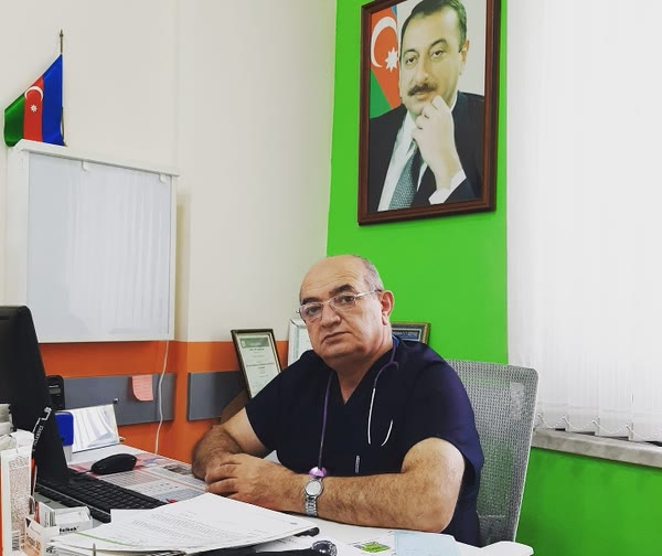 Dr. Sahib Cəfərov iş kabinetində