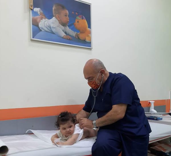 Dr. Sahib Cəfərov südəmər uşağın profilaktik müayinəsini aparır