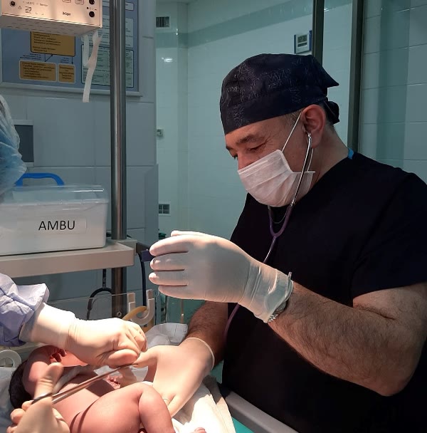 Dr. Sahib Cəfərov doğuş zalında yenidoğulmuşa ilkin yardım göstərir